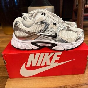 Woman’s Nike V5 RNR White Black Vast Grey Running Shoes Sz.7 Exc cond